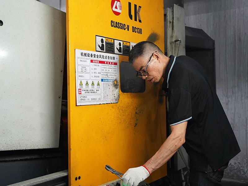 dvanced zinc alloy die casting equipment in LDS perfume cap factory