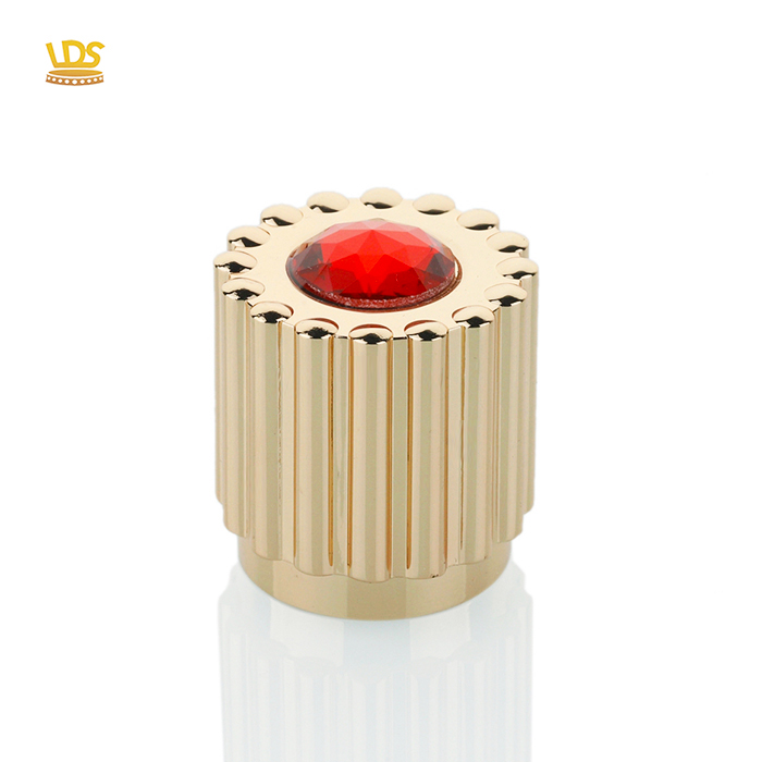 Luxury Gold Zamac Perfume Cap Close-Up