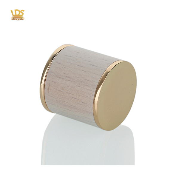 gold-zamac-perfume-cap-light-wood