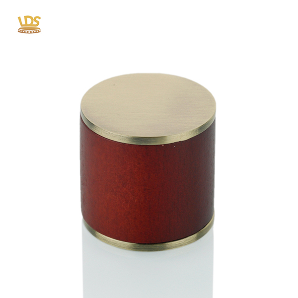 retro-zamac-perfume-lid-red-wood-gold