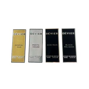 Quattro etichette rettangolari personalizzate in alluminio per profumi DÉVIER, disposte verticalmente e caratterizzate da finiture oro, argento, nero lucido e nero opaco.