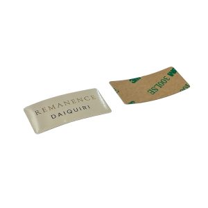 Placa curva de aluminio para botella con el logotipo de REMANENCE DAIQUIRI y adhesivo 3M.